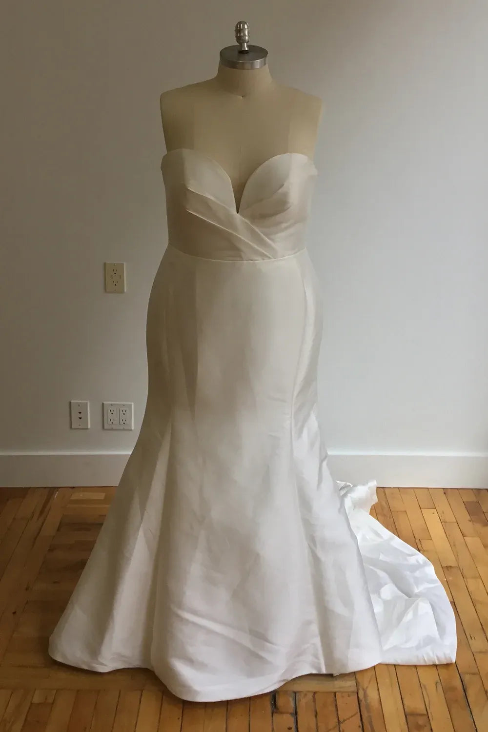 The Modern Bride's Guide to Flattering Necklines and Silhouettes