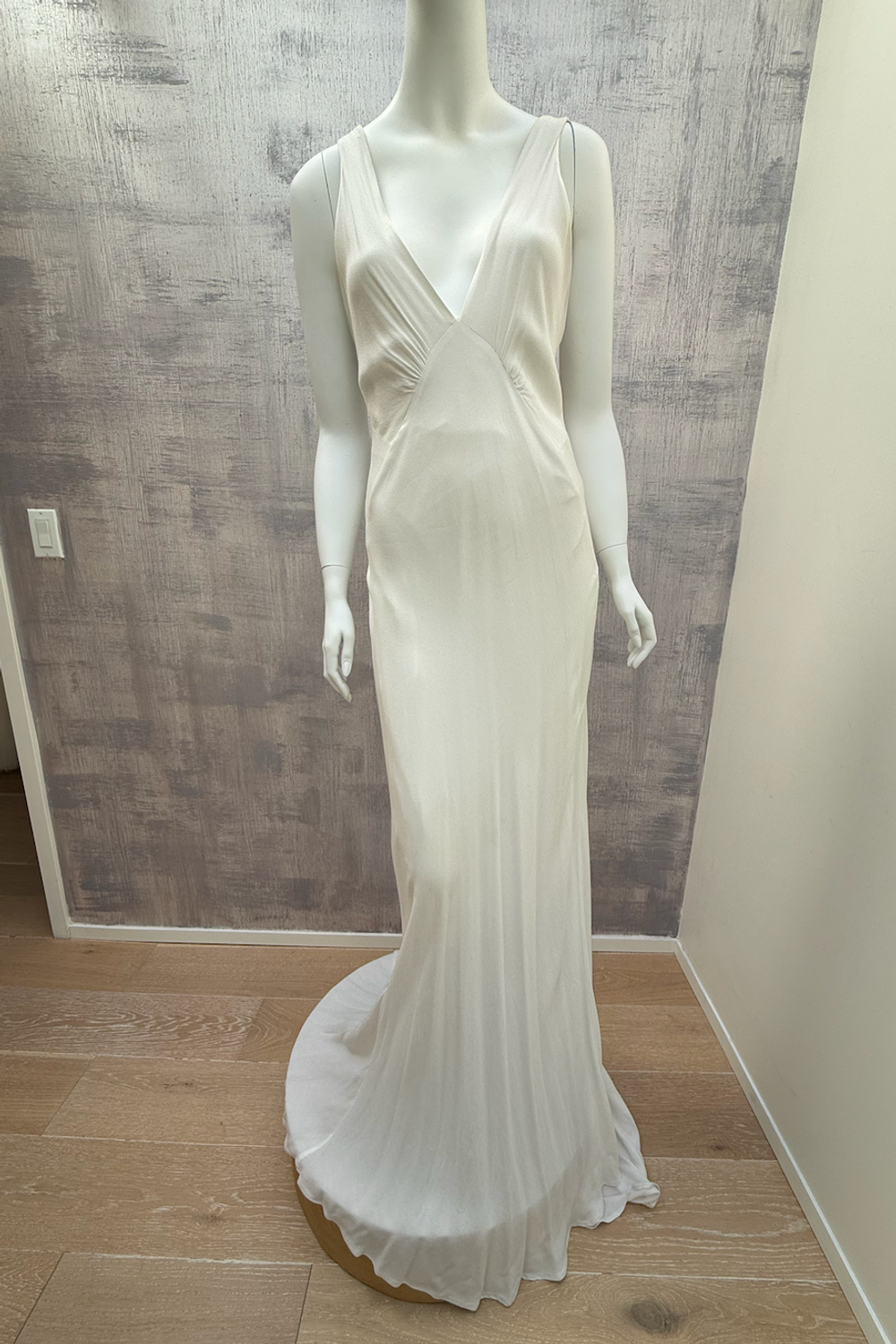 The Art of Understated Elegance: A la robe's Sheath Silhouettes