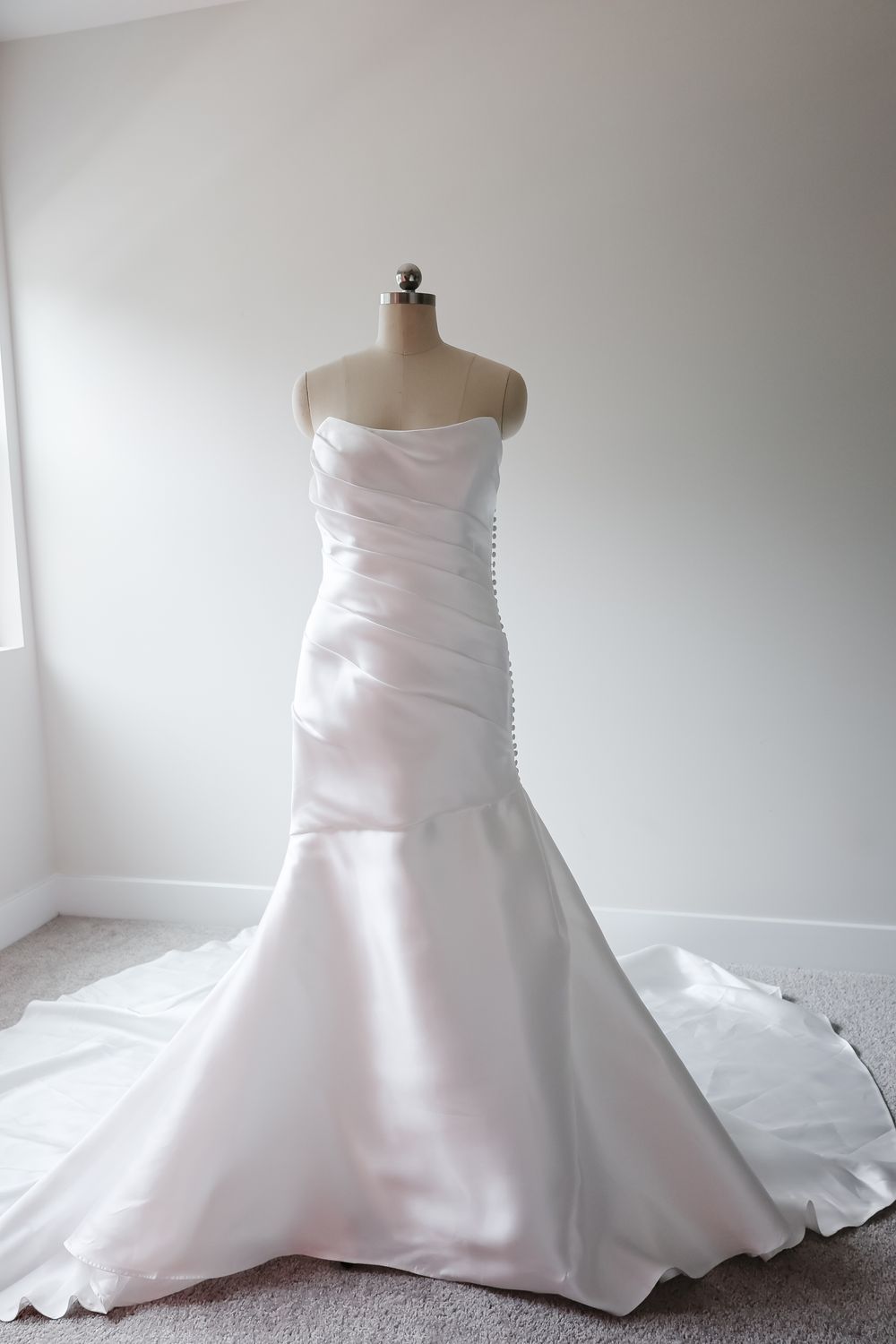 The Sculptural Romance of Keo Bridal's Trumpet Silhouettes