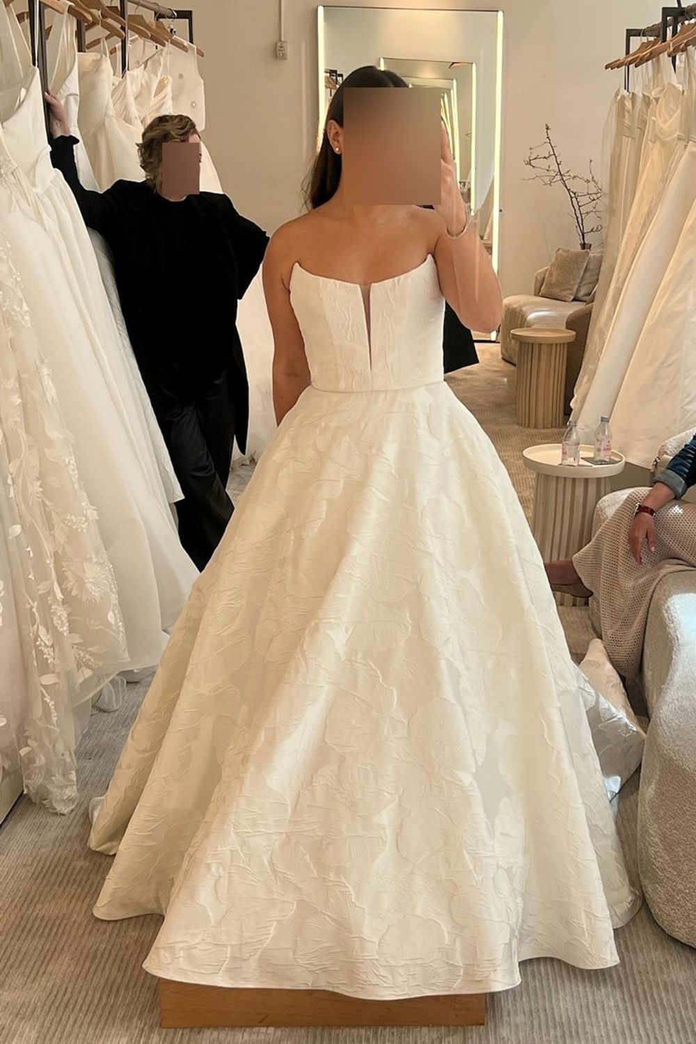 The Art of Choosing Preowned Wedding Gowns: Designer Dreams at Attainable Prices