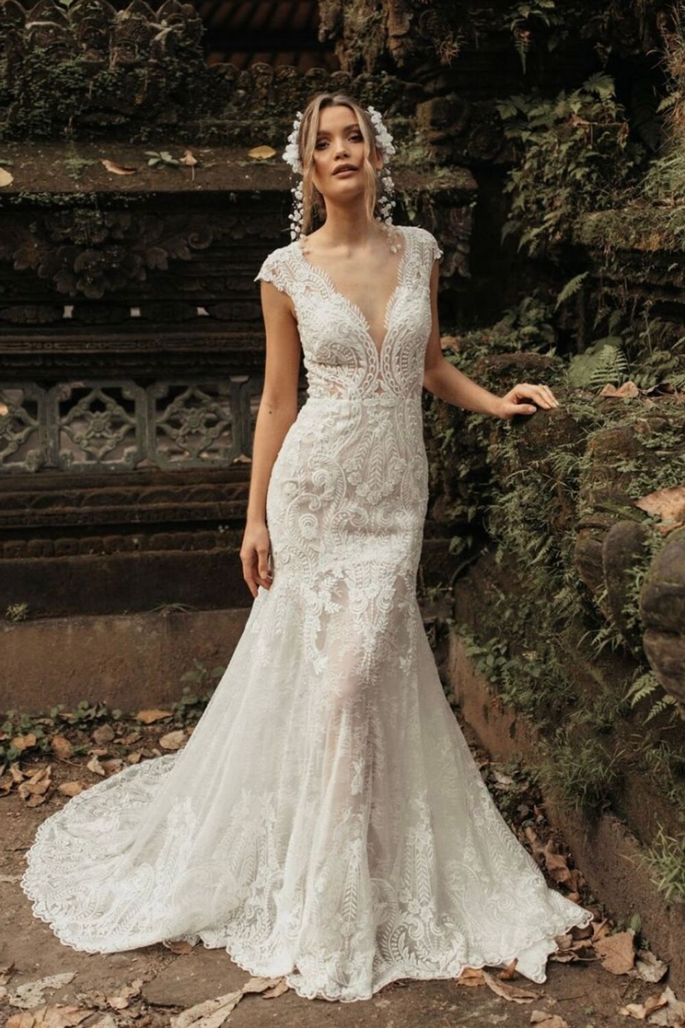 Tara Lauren's Isolde: Where Romantic Whimsy Meets Bridal Perfection