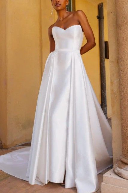 The Timeless Appeal of Strapless Wedding Dresses: Clean Lines, Classic Romance