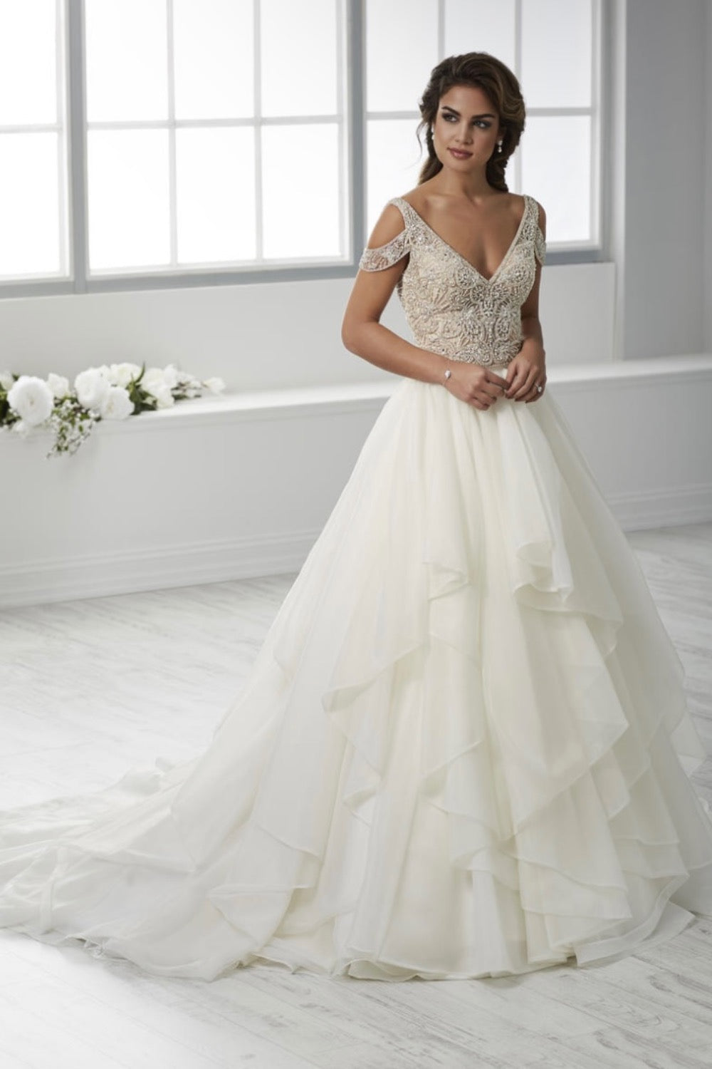 The Short Story: Why the Knee-Length Ivory Dress Is Having a Major Bridal Moment