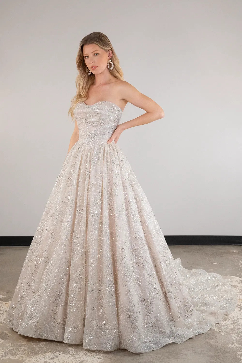 Sample Essense of Australia D4057 Wedding Dress