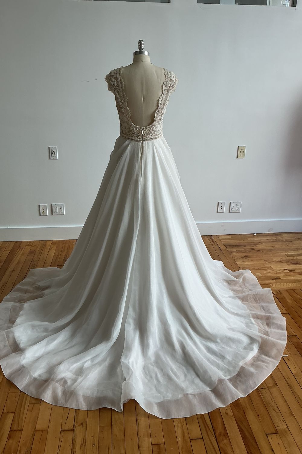 Paloma Blanca 4904 3