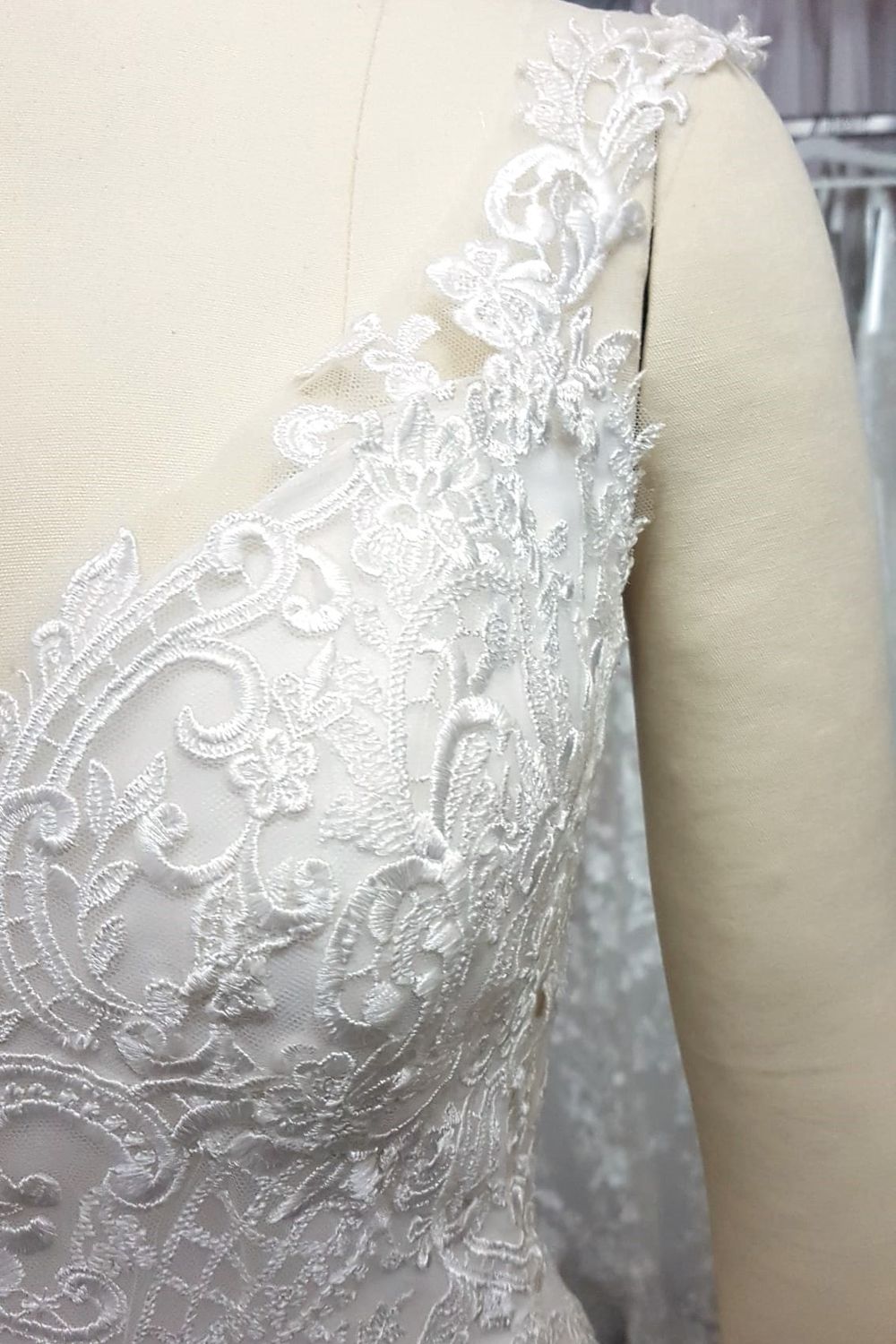 Eti Brener Timeless Ivory lace Elegance Size 4 3