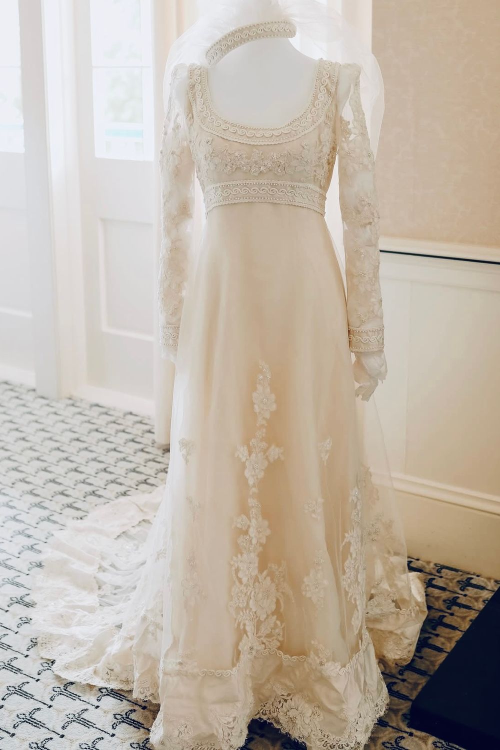 Christos Alençon w/Veil 0