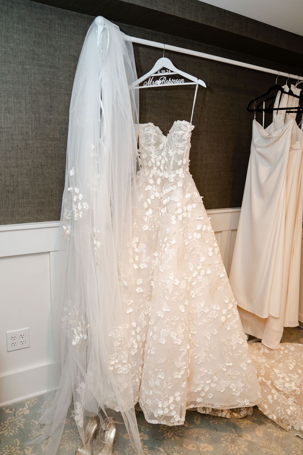 Monique Lhuillier-Versailles - With The Veil-5