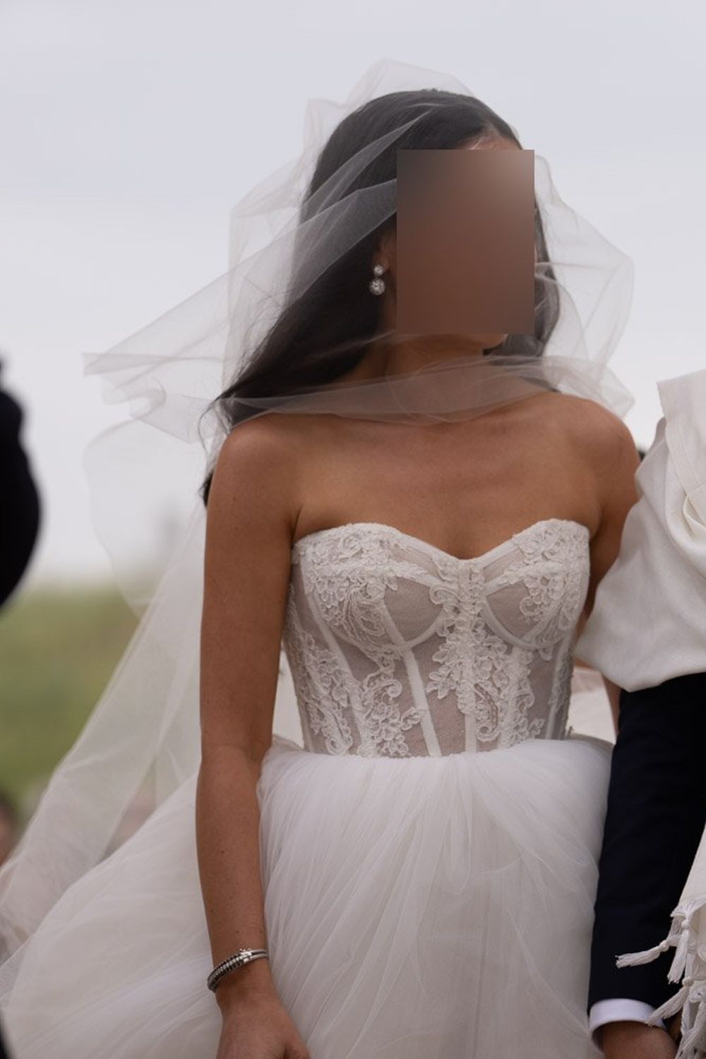 Monique Lhuillier Dorothea with Veil 6