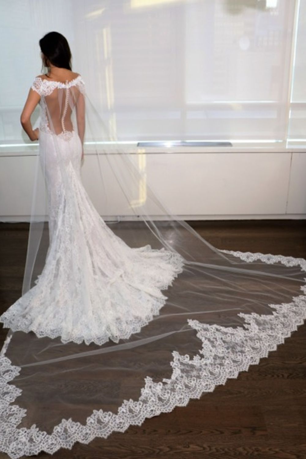 Used Helen Benton/Bergdorf Goodman Giselle with Veil Wedding Dress Used Helen Benton/Bergdorf Goodman Giselle with Veil Wedding Dress