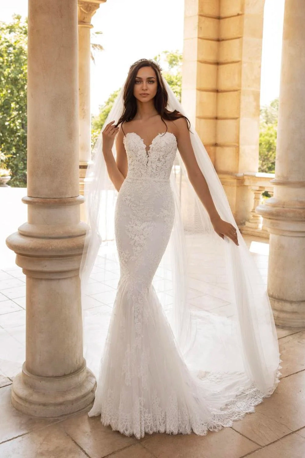 Never Worn Pronovias mermaid dress with tailing veil