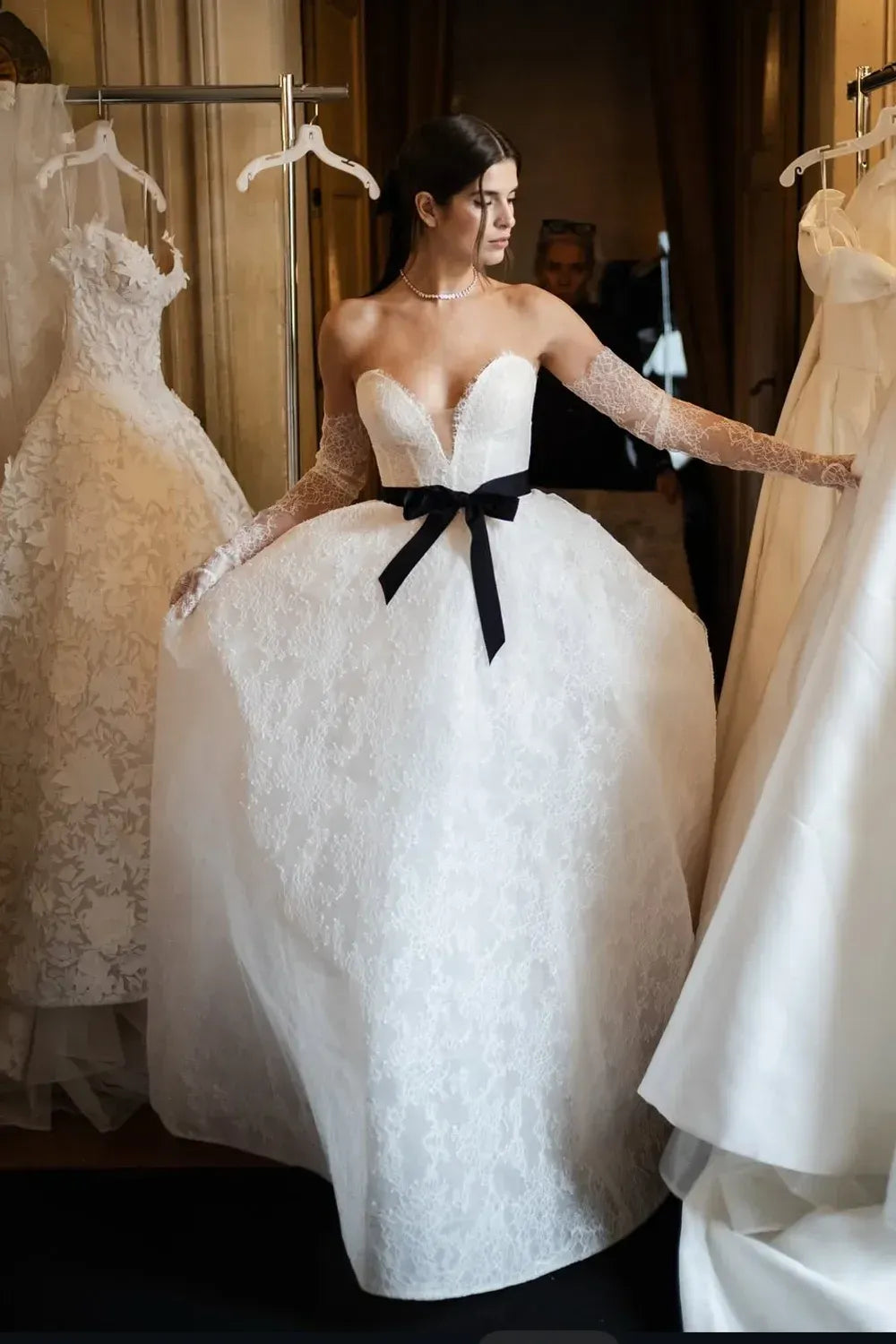 Never Worn Monique Lhuillier Darling with Helena Lace Wedding Dress Never Worn Monique Lhuillier Darling with Helena Lace Wedding Dress