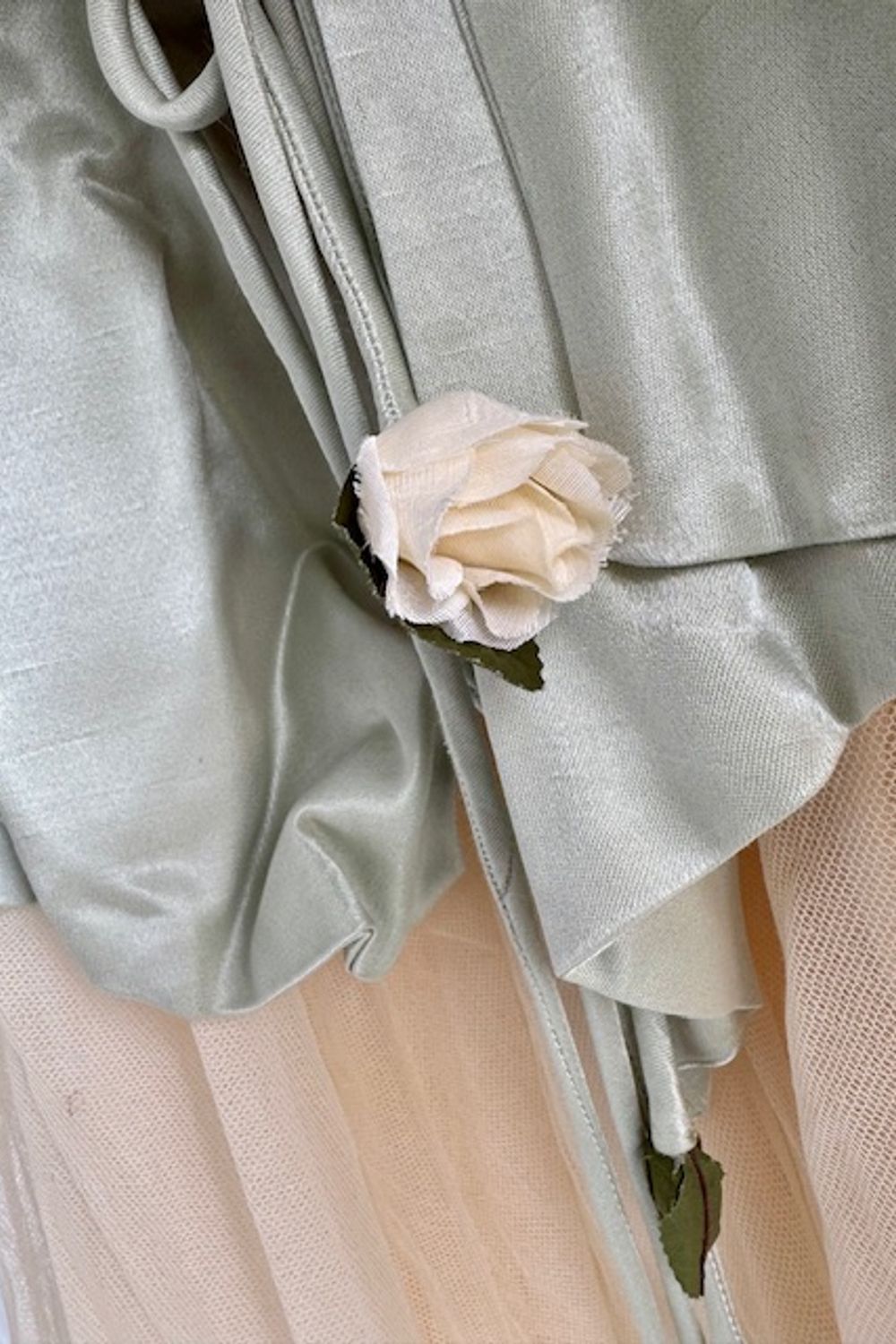 Christian Dior Romantic Blush Tulle W/ Veil and Hair Comb Roses 7