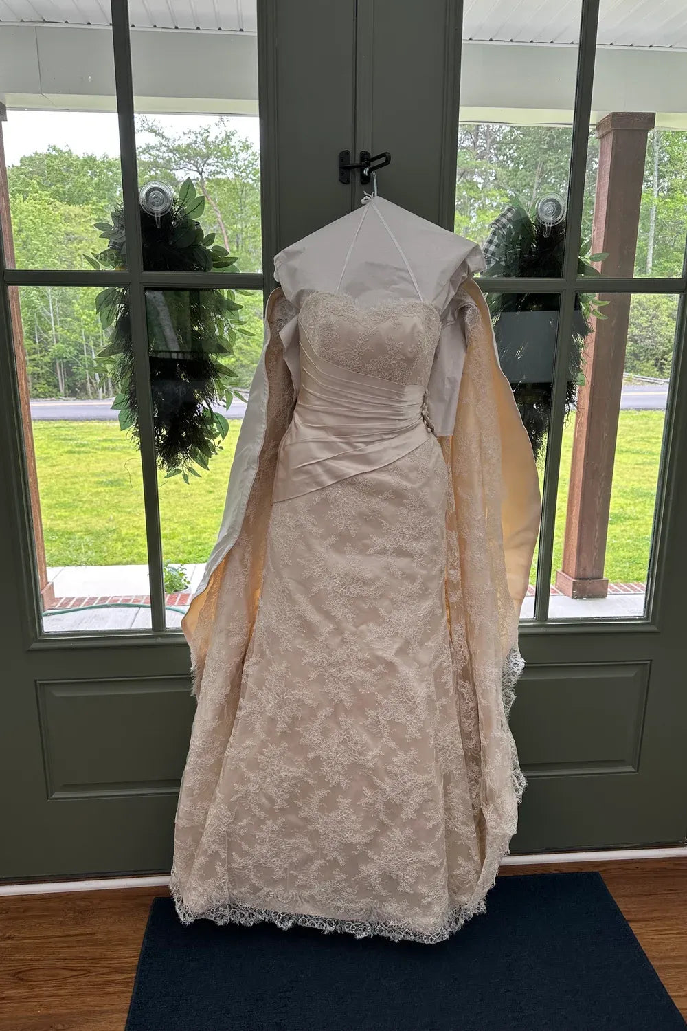 Never Worn Anne Barge 618 Fit and Flare Ivory Lace with Veil Wedding Dress Never Worn Anne Barge 618 Fit and Flare Ivory Lace with Veil Wedding Dress