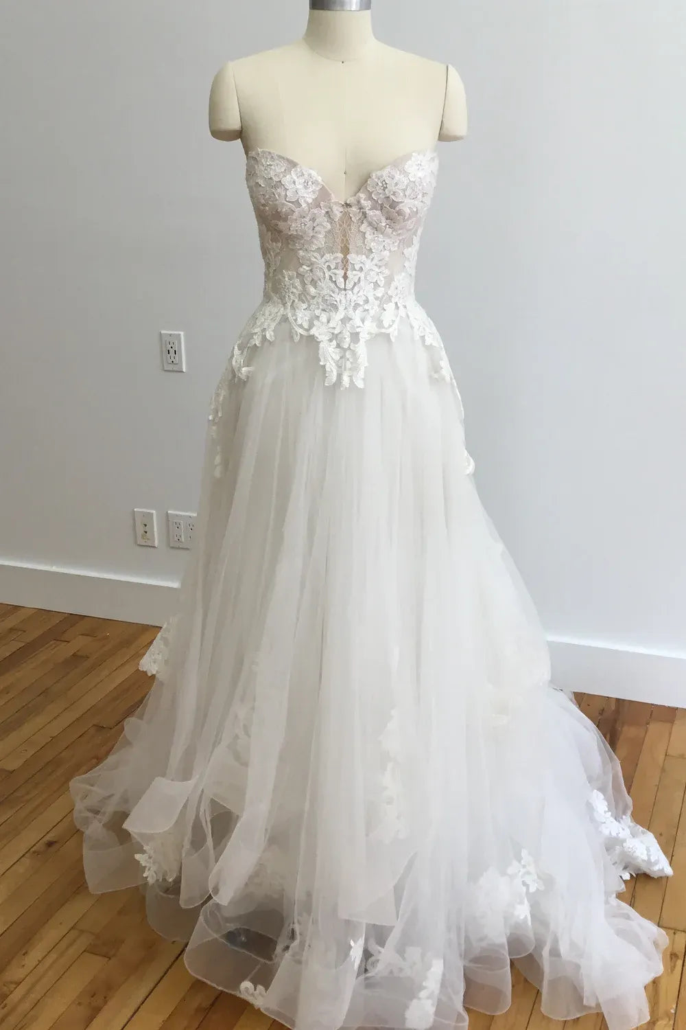 P BY PNINA TORNAI 2118 1