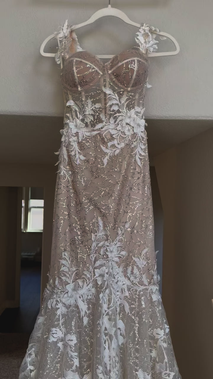 COMO 22-16 with Detachable Sleeves and Veil