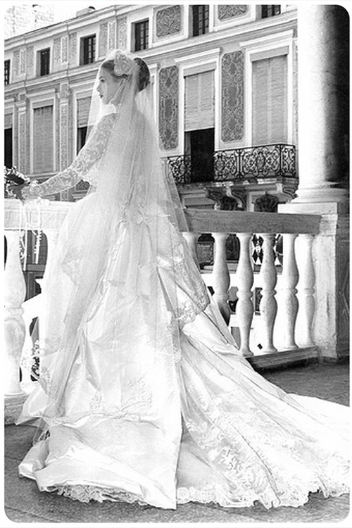 Timeless Elegance: Wedding Dresses Inspired by Classic Hollywood Icons