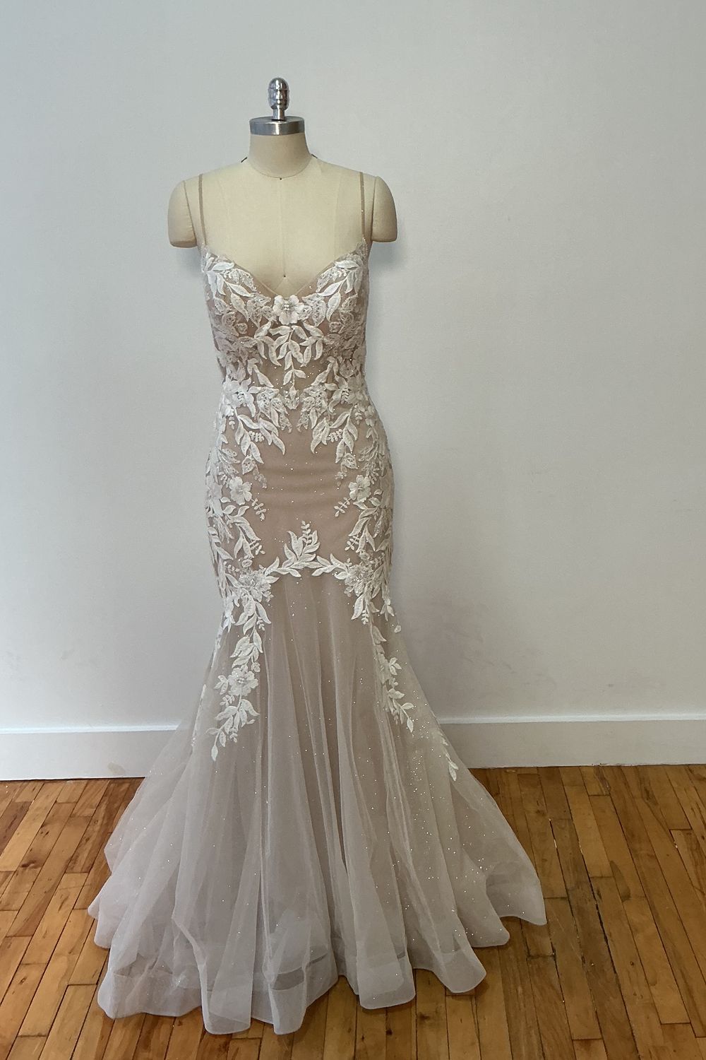 The Art of Effortless Elegance: Kleinfeld's Fit and Flare Masterpieces