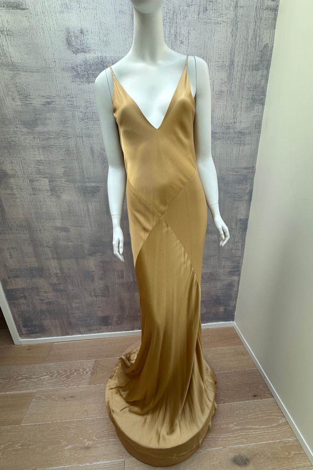 A la Robe's "Golden" Gown: Understated Luxury for Under $1,000