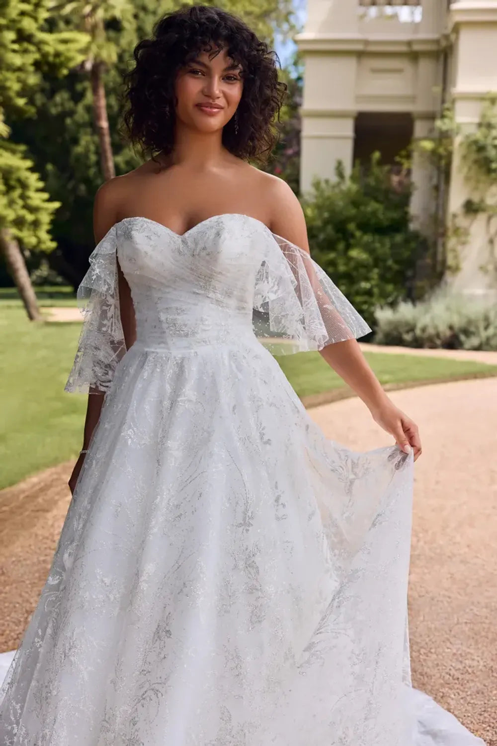 Timeless Elegance: The Enduring Appeal of Strapless Lace Wedding Gowns