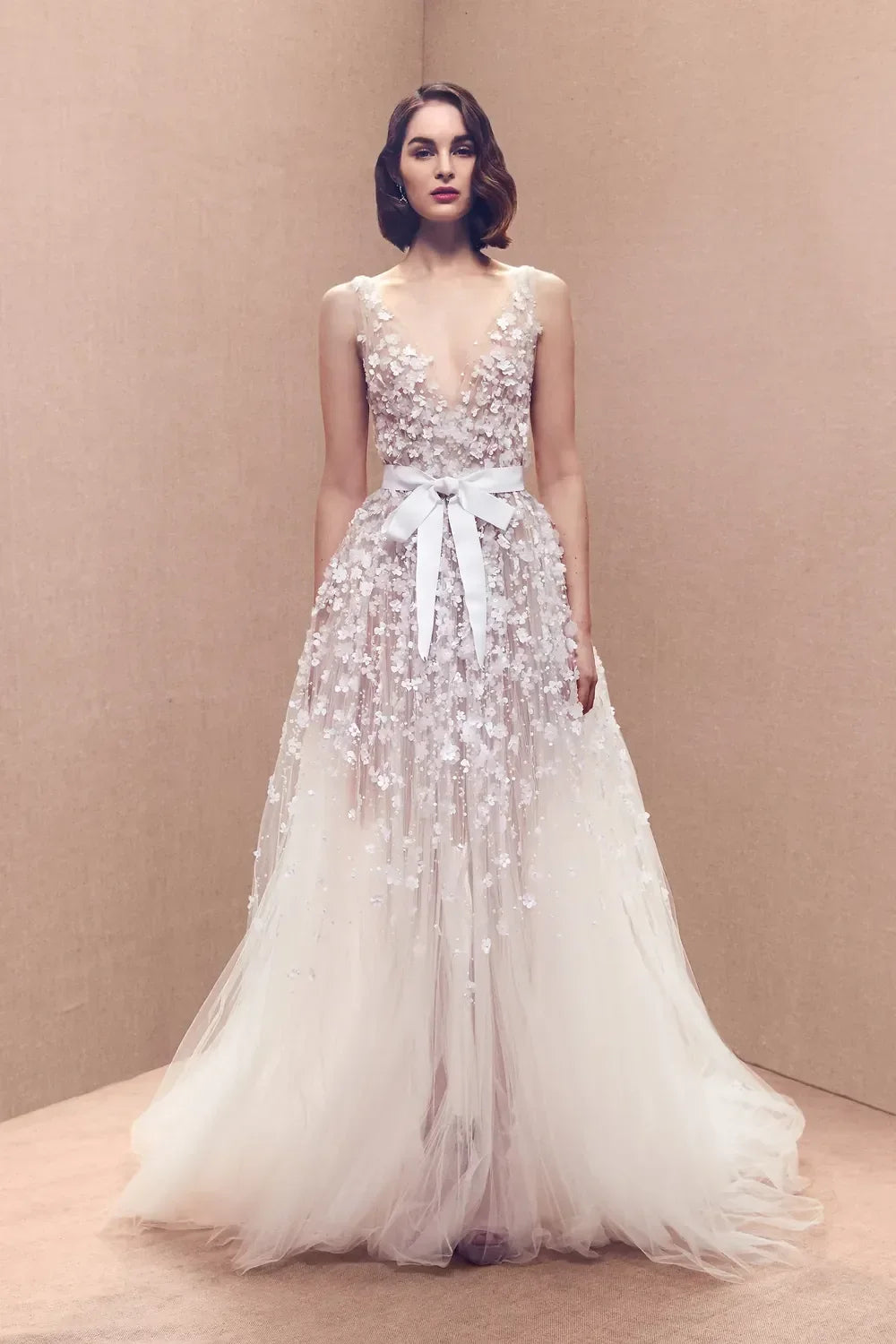 Why Oscar de la Renta Wedding Gowns Remain the Gold Standard — And How to Own One for Less
