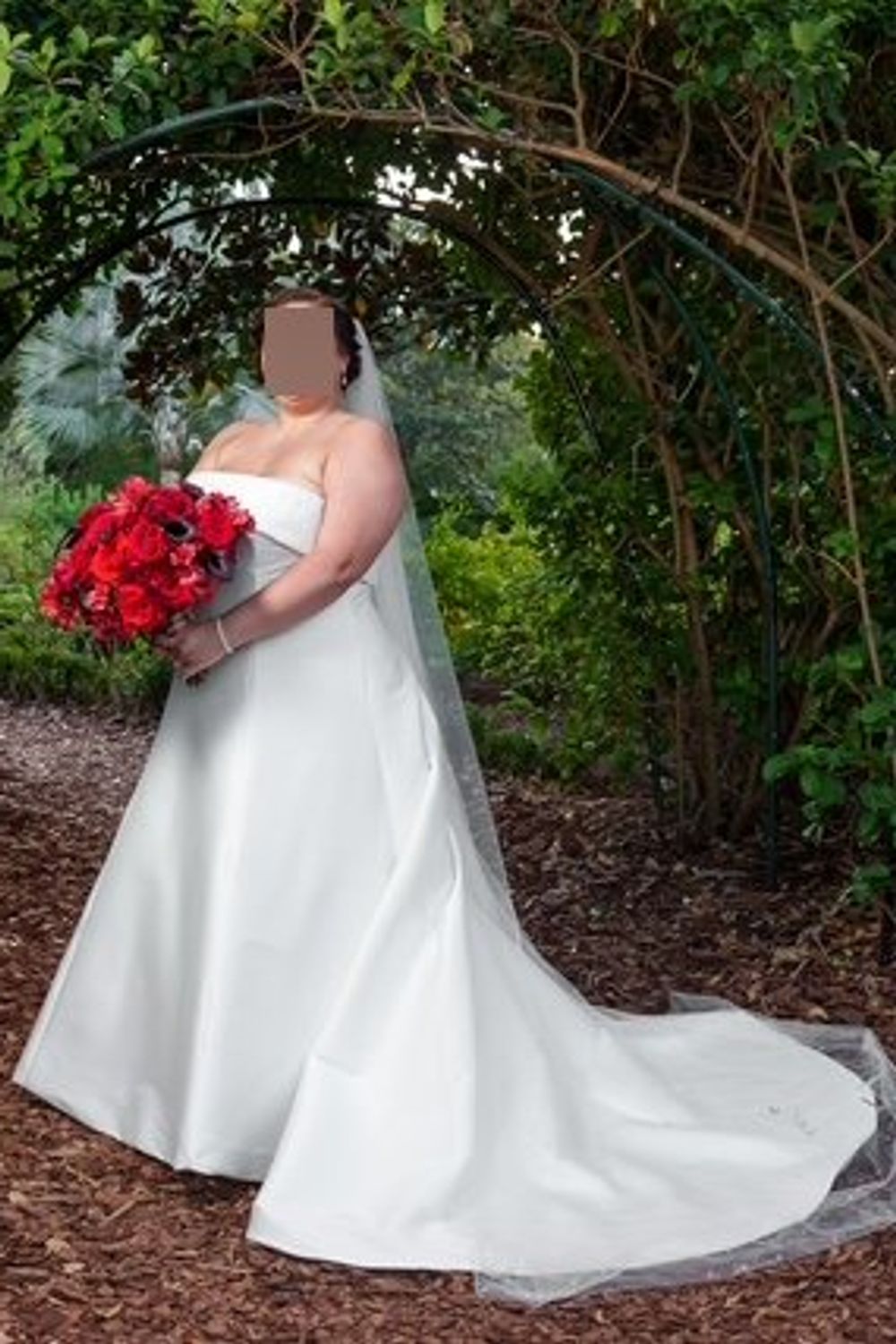 The Enduring Appeal of Ivory Formal Gowns: From Bridal Dreams to Wedding Guest Elegance