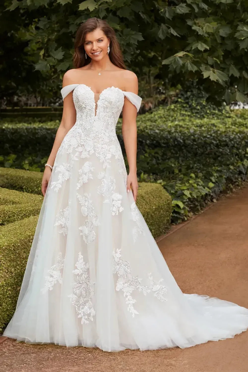 Romance in Blush: The Ethereal Beauty of Lace Wedding Dresses