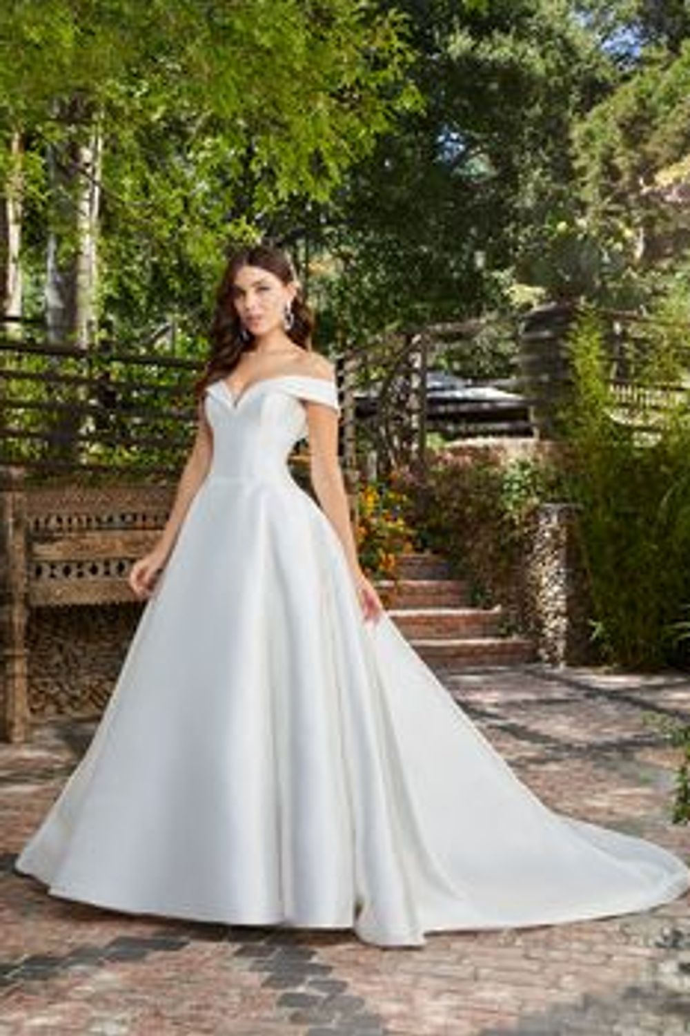 Timeless Romance: The Appeal of Simple Retro Wedding Dresses