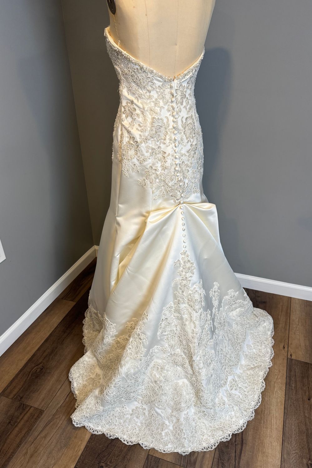 Used David Tutera for Mon Cheri Isidore 114279 size 8 Wedding Dress