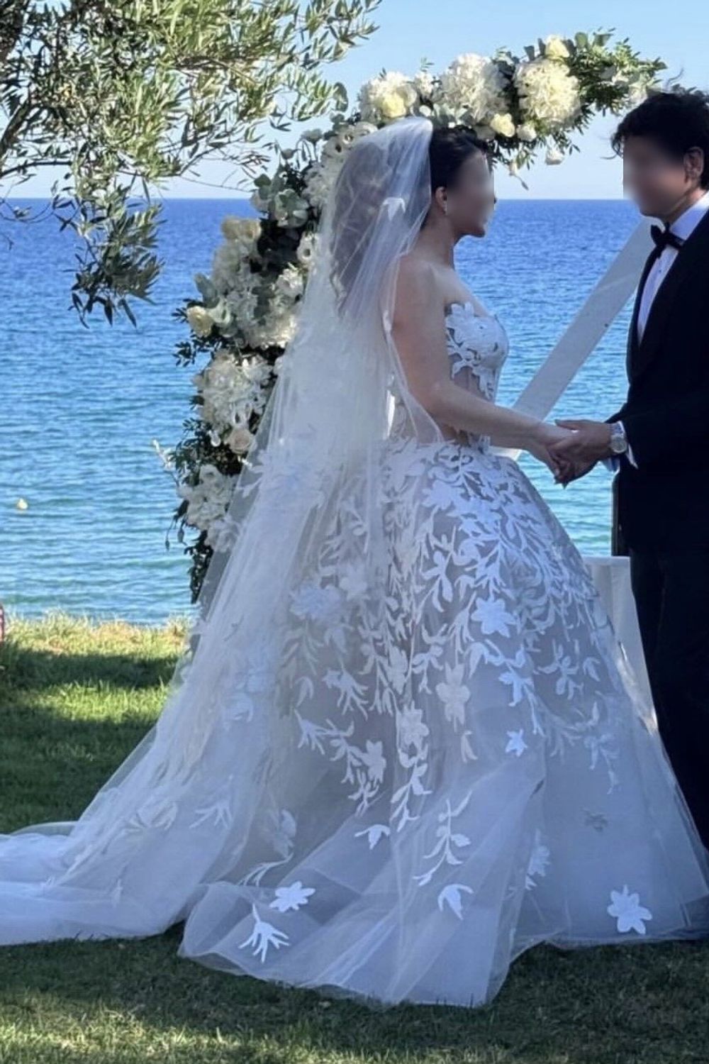 Nicole and Felicia NF109 with Veil 4