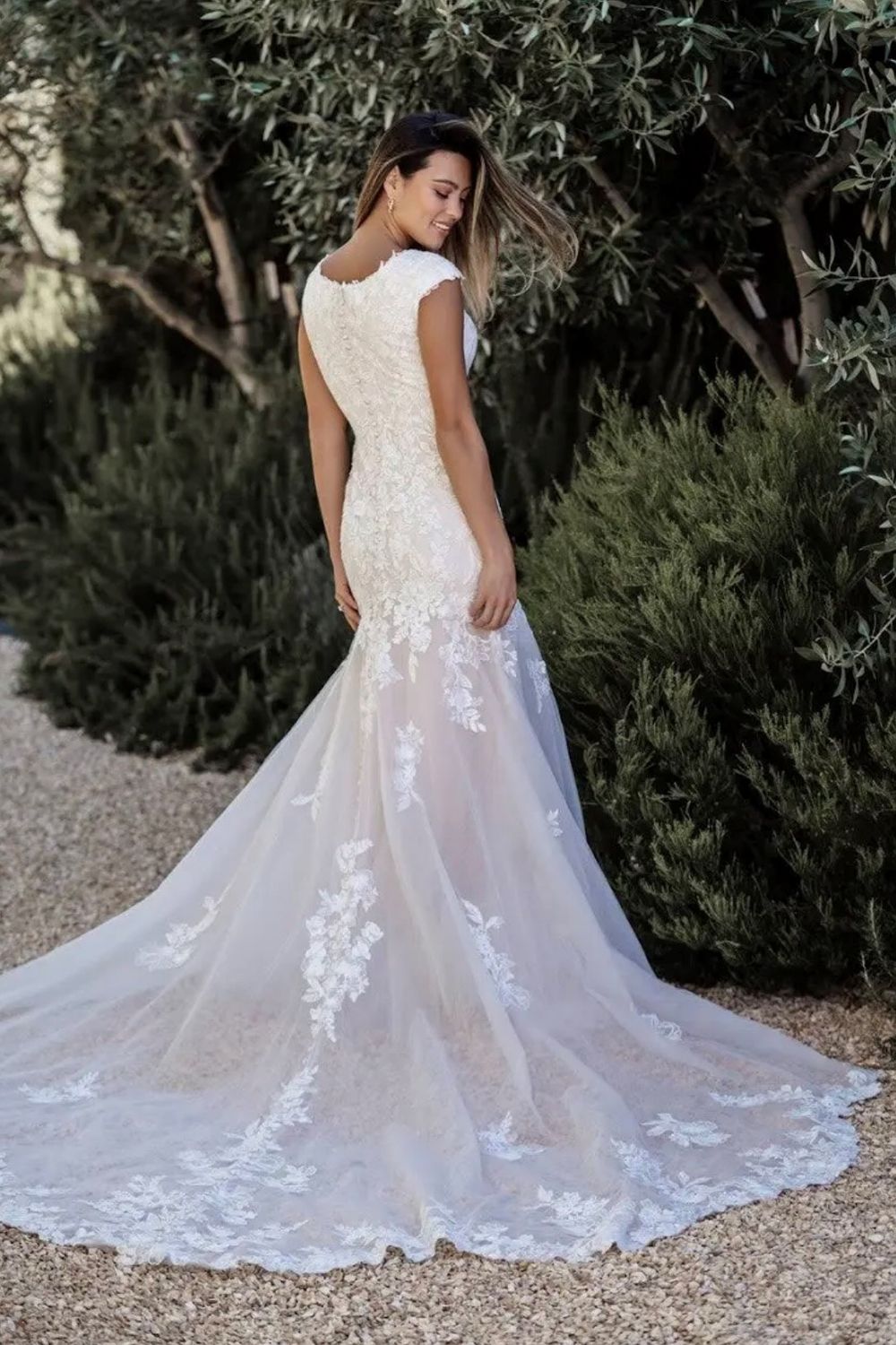 Allure Bridals M708 with veil 4