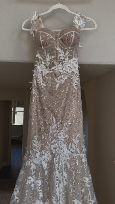 COMO 22-16 with Detachable Sleeves and Veil